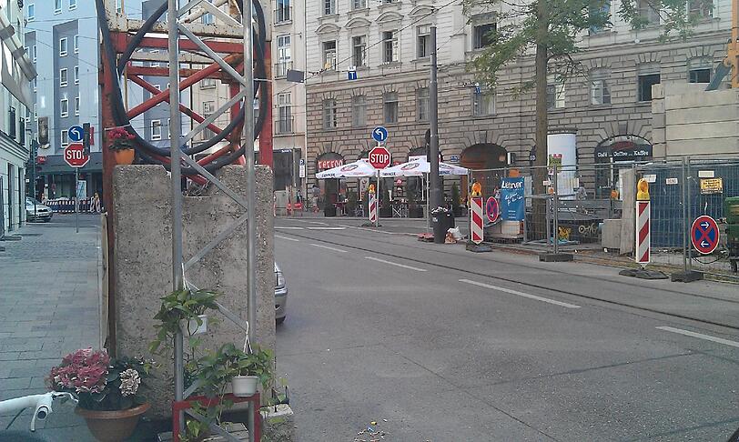 Bunte Blumen auf hässlichem Beton: Die Not hat Besitzer eines Restaurants in der Augustenstraße erfinderisch gemacht.