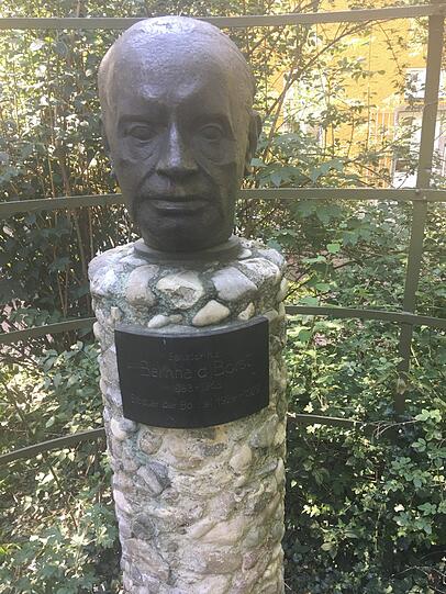 Aufgestellt Skulpturen in lauschigen Höfen.