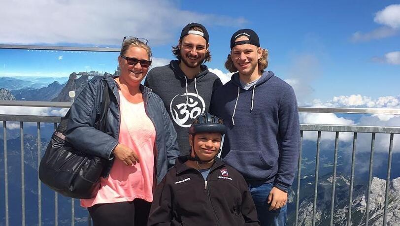 Mama Reich mit den Söhnen Kevin, Dustin und Robin. Mama Reich mit den Söhnen Kevin, Dustin und Robin.