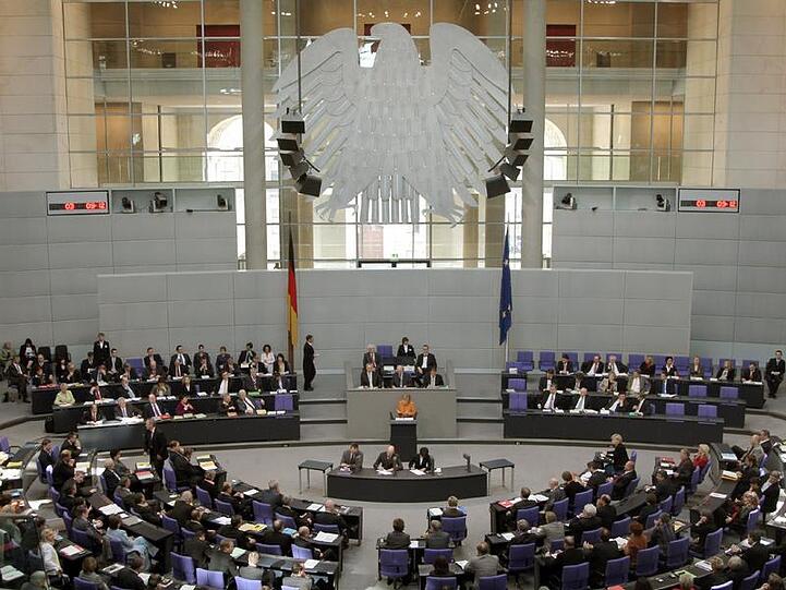Union und SPD wollen die Diäten für die Bundestagsabgeordneten zusätzlich um gut 6 Prozent erhöhen.