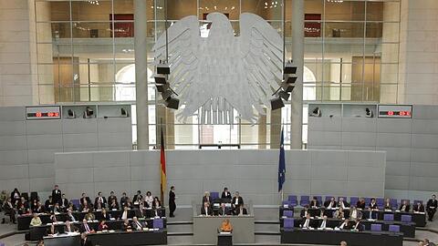 Union und SPD wollen die Diäten für die Bundestagsabgeordneten zusätzlich um gut 6 Prozent erhöhen.