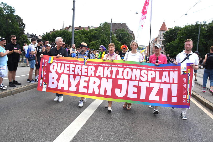 Oberbürgermeister Dieter Reiter (l.) und Karin Habenschaden (2.v.r.) bei der CSD-Parade am Samstag.