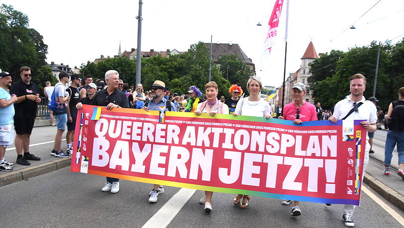 Oberbürgermeister Dieter Reiter (l.) und Karin Habenschaden (2.v.r.) bei der CSD-Parade am Samstag. Oberbürgermeister Dieter Reiter (l.) und Karin Habenschaden (2.v.r.) bei der CSD-Parade am Samstag.