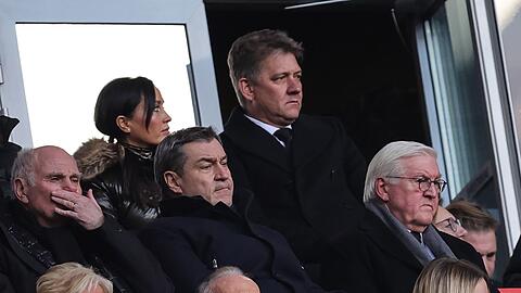 Uli Hoeneß, Ehrenpräsident des FC Bayern, Markus Söder (CSU), Ministerpräsident von Bayern, und Bundespräsident Frank-Walter Steinmeier (l-r) nehmen an der Trauerfeier für Franz Beckenbauer teil.