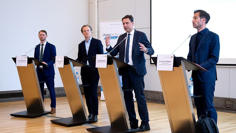 Privatanleger sollen im Internet vorsichtig sein, warnt Bayerns Justizminister Georg Eisenreich.
