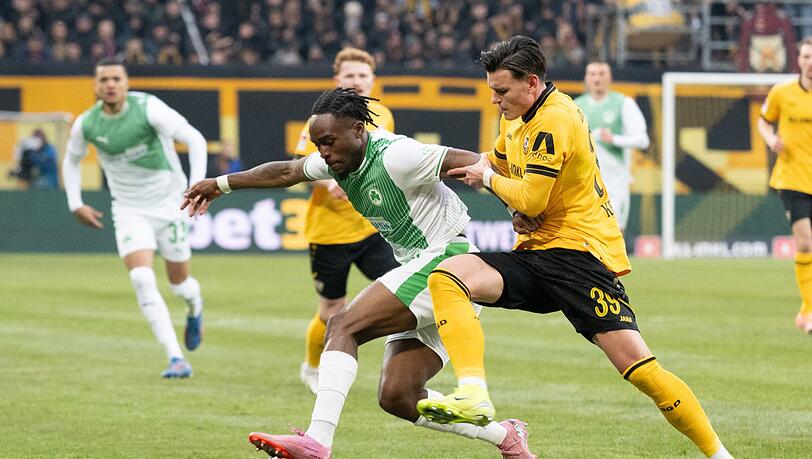Noel Futkeu (M, SpVgg Greuther F&uuml;rth) im Zweikampf mit Thomas Keller (r, Dynamo Dresden). Der Dresdner traf zur F&uuml;hrung.