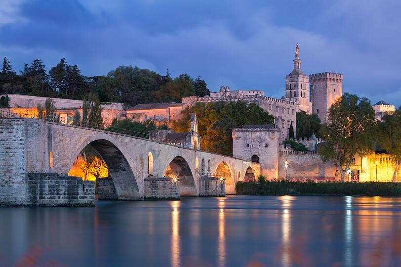 Die Pont d'Avignon an der Rhône ist ein Wahrzeichen von Avignon, dass einst das kirchliche Machtzentrum war. Die Pont d'Avignon an der Rhône ist ein Wahrzeichen von Avignon, dass einst das kirchliche Machtzentrum war.