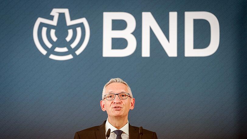 BND-Präsident Jäger sagt, die deutsche Öffentlichkeit müsse verstehen, "dass scheinbar zusammenhanglose hybride Aktivitäten strategisch miteinander verbundene feindselige Handlungen sind". (Archivfoto) BND-Präsident Jäger sagt, die deutsche Öffentlichkeit müsse verstehen, "dass scheinbar zusammenhanglose hybride Aktivitäten strategisch miteinander verbundene feindselige Handlungen sind". (Archivfoto)