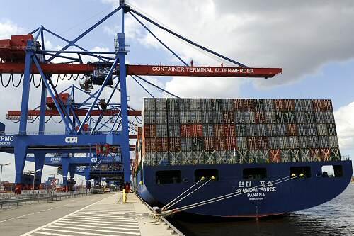 Containerschiff im Hamburger Hafen