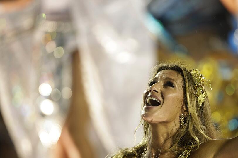Nackte Haut, Samba und bunte Farben: Promis amüsieren sich in Rio. Mit dabei: Pamela Anderson, Gisele Bündchen, Fußball-Star Ronaldinho und Schauspieler Jude Law
