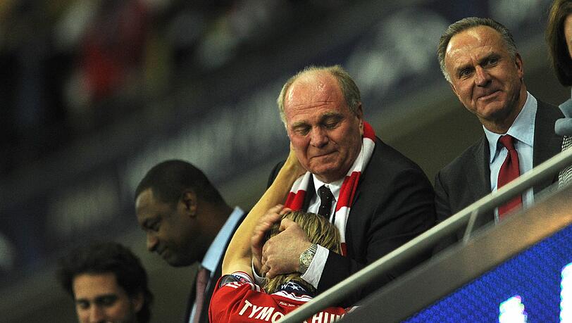 Bayern-Präsident Uli Hoeneß herzt Tymoshchuck. Bayern-Präsident Uli Hoeneß herzt Tymoshchuck.