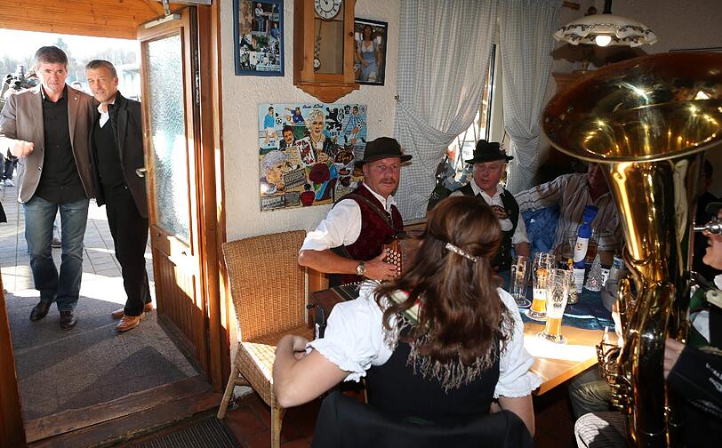 Friedhelm Funkel wird 60: An der Grünwalder Straße feiern die Löwen ihren Trainer mit Blaskapelle, Böller-Schüssen und einer Torte. Die Bilder.