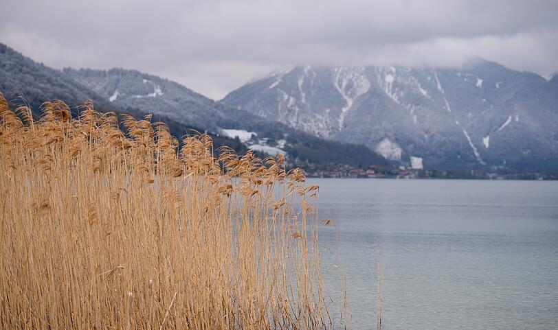 Der Winter hat noch einmal zugeschlagen: In der Nacht gefallener Schnee liegt auf den Bergen rund um den Tegernsee(Bayern).