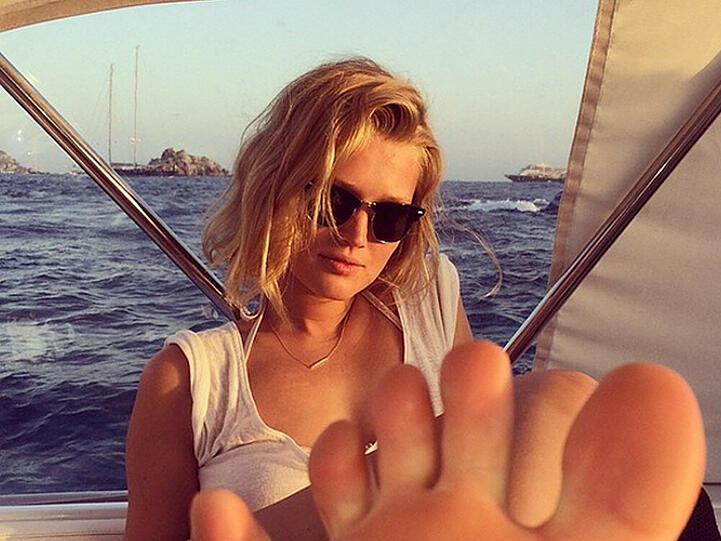 Toni Garrn entspannt auf einer Jacht in der Karibik