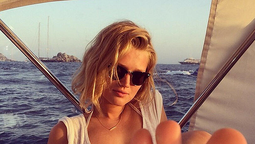 Toni Garrn entspannt auf einer Jacht in der Karibik Toni Garrn entspannt auf einer Jacht in der Karibik