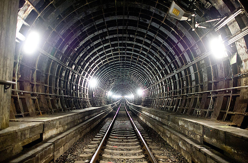 Bahntunnel: Ein mit 200 Fahrgästen besetzter ICE ist nach einer Oberleitungsstörung in einem Tunnel am Dortmunder Stadtrand liegengeblieben.