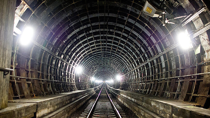 Bahntunnel: Ein mit 200 Fahrgästen besetzter ICE ist nach einer Oberleitungsstörung in einem Tunnel am Dortmunder Stadtrand liegengeblieben.