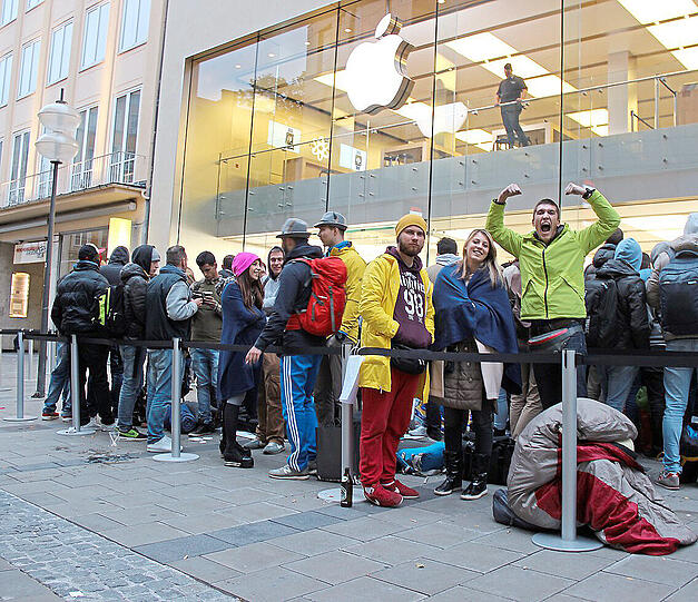 Die drei Freunde aus Moskau übernachten zwei mal vor Apple.
