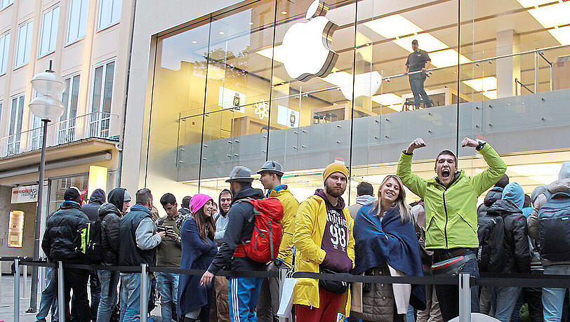 Die drei Freunde aus Moskau übernachten zwei mal vor Apple. Die drei Freunde aus Moskau übernachten zwei mal vor Apple.