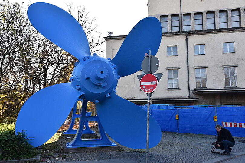 Die blau lackierte Schiffsschraube vor dem Deutschen Museum.