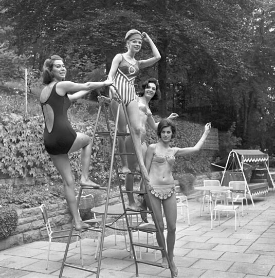 Das sind die Hingucker der Badesaison von 1964. Natürlich mit dabei: ein Bikini.