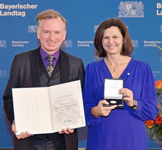 Sichtlich gerührt: Kabarettist und Flüchtlingshelfer Christian Springer bei der Auszeichnung durch Ilse Aigner (CSU).