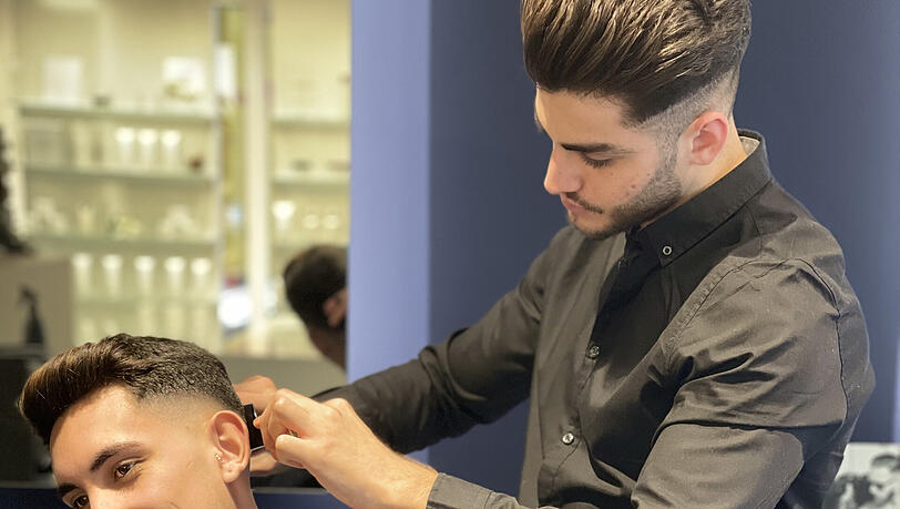 Auch der Bräutigam wird für seinen großen Tag professionell gestylt. Auch der Bräutigam wird für seinen großen Tag professionell gestylt.