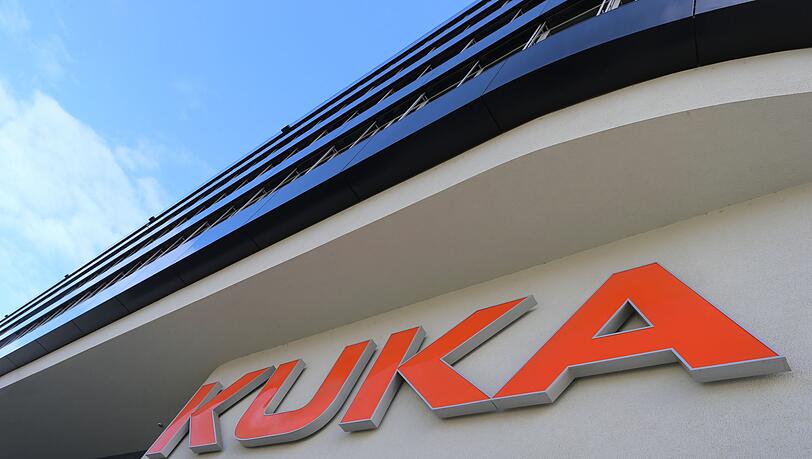 Das Logo des Roboterbauers Kuka am Hauptsitz in Augsburg.
