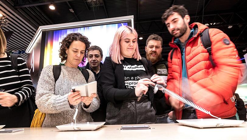 Besucherinnen und Besucher des Mobile World Congress (MWC) in Barcelona.