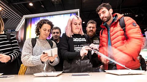 Besucherinnen und Besucher des Mobile World Congress (MWC) in Barcelona.