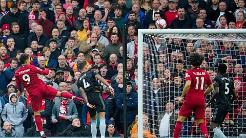 Roberto Firmino (l) rettete Liverpool einen Punkt gegen den FC Arsenal.