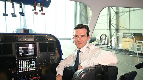 Viktor Schacht in der Gondel des Zeppelin NT (Neue Technologie) in Friedrichshafen.