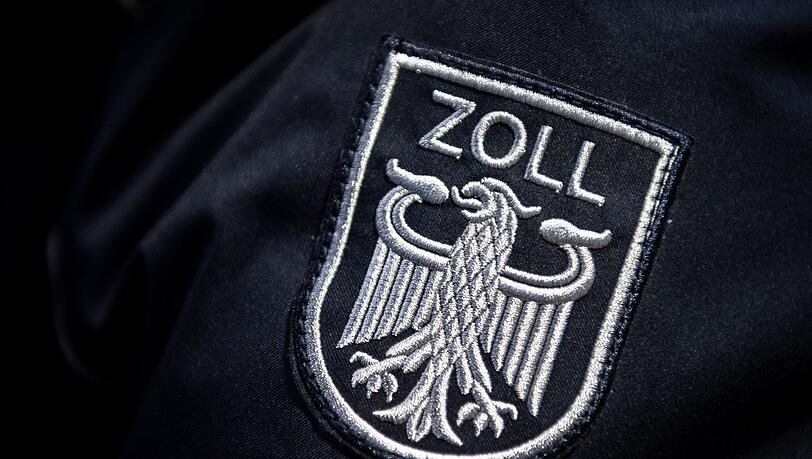 Das Zoll Abzeichen auf der Uniform eines Beamten.