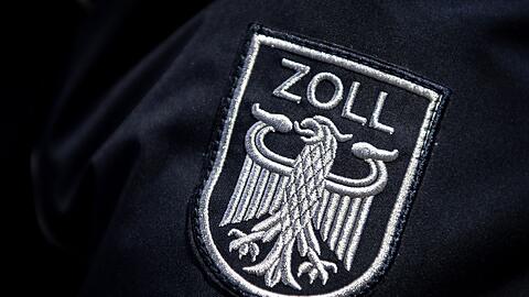 Das Zoll Abzeichen auf der Uniform eines Beamten.