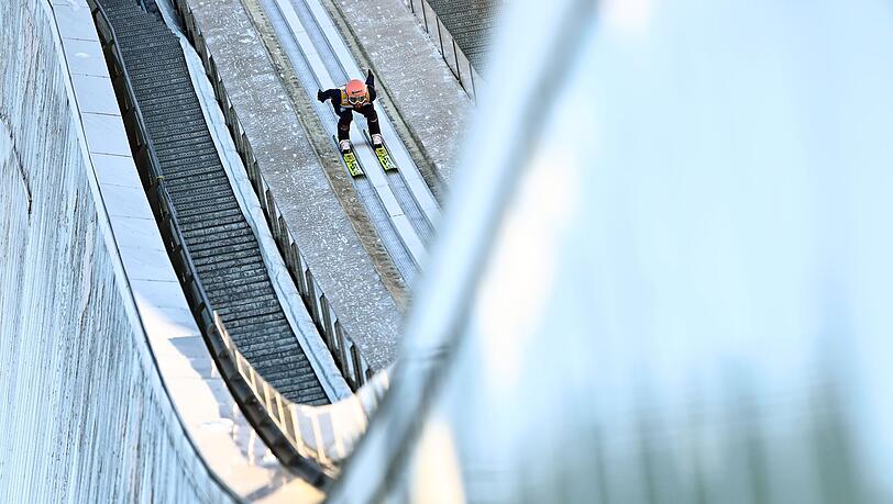 Pius Paschke in  Aktion. Ab der Saison 2026/27 gibt es die Vierschanzentournee auf für die Frauen.
