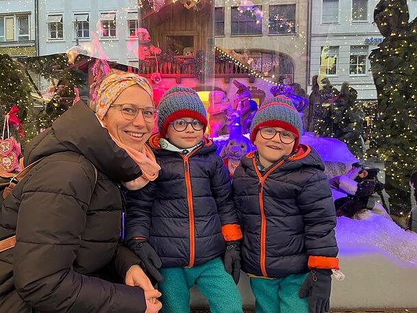 Die Zwillinge Paul und Valentin (4) mit ihrer Mama Sandra Kutschka.