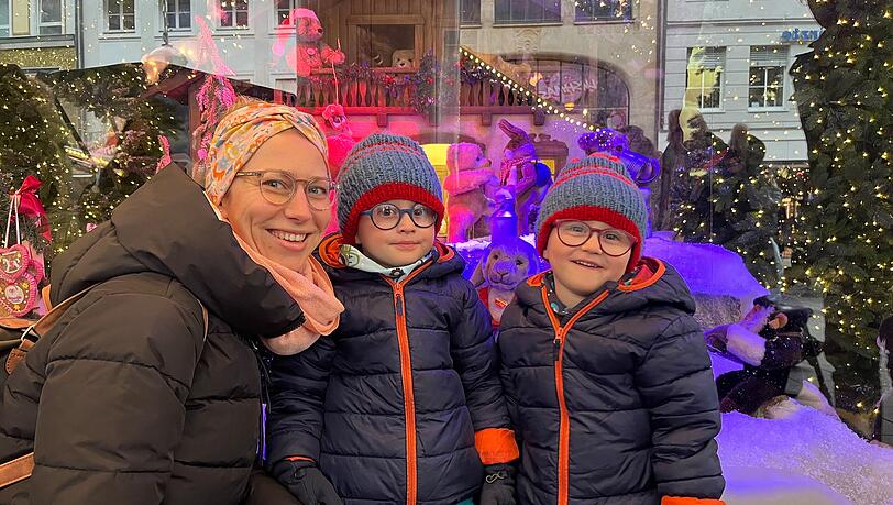 Die Zwillinge Paul und Valentin (4) mit ihrer Mama Sandra Kutschka. Die Zwillinge Paul und Valentin (4) mit ihrer Mama Sandra Kutschka.