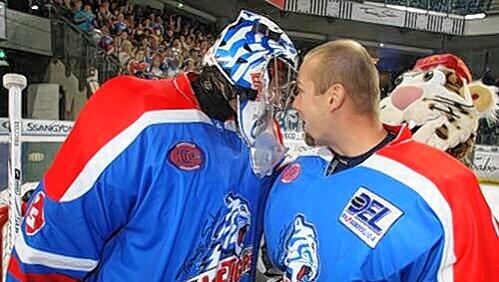 Elf Gegentreffer weniger als die Huskies: Auf den Tiger-Torhütern Patrick Ehelechner (links) und Adam Svoboda ruhen auch heute die Hoffnungen in Kassel. Elf Gegentreffer weniger als die Huskies: Auf den Tiger-Torhütern Patrick Ehelechner (links) und Adam Svoboda ruhen auch heute die Hoffnungen in Kassel.