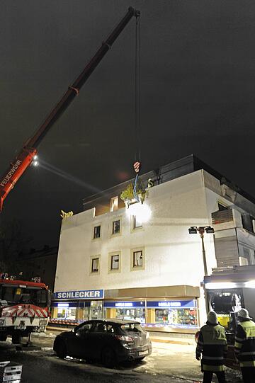 Reutterstraße: 
Mit lautstarkem Getöse kracht am Nachmittag ein tonnenschwerer Blumentrog von einem Balkon im zweiten Stock auf einen darunter liegenden. Der Hausmeister alarmiert die Feuerwehr, welche wiederum einen Statiker der Lokalbaukommission hinzuzieht. Dieser entscheidet, dass zwei weitere Tröge entfernt werden müssen. Ein Feuerwehrkran hebt die betonierten Blumentröge zu Boden.