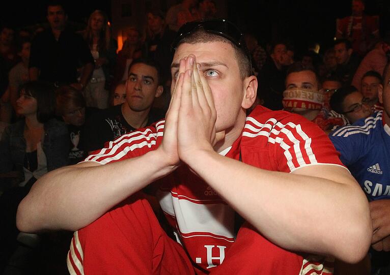 Ein Abend der emotionalen Achterbahnfahrt - mit dem brutalen Absturz aus einem ach so schönen Traum. So hofften, bangten, jubelten - und weinten die Fans des FC Bayern.