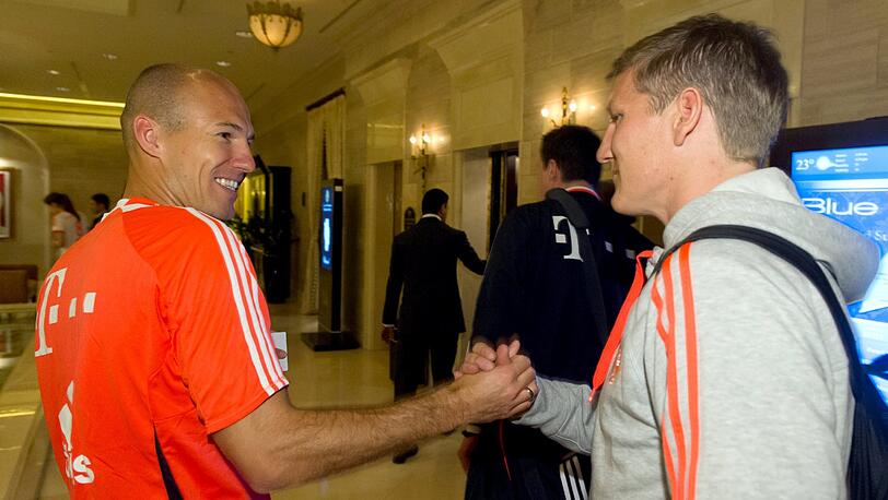 FC Bayern in Doha: Nach knapp sechsstündigem Flug kommen die Bayern-Spieler im noblen Hotel Grand Heritage an. Danach geht's gleich zum Training.