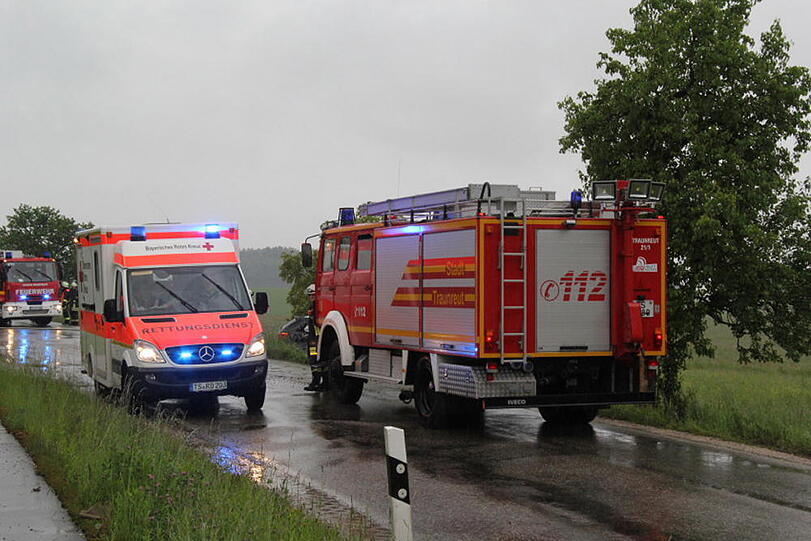 Einsatzkräfte an der Unfallstelle. An dem Audi ist ein Sachschaden von 35.000 Euro entstanden und der Fahrer ist seinen Führerschein erstmal los.