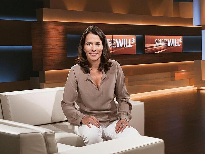 Anne Will in ihrem Studio