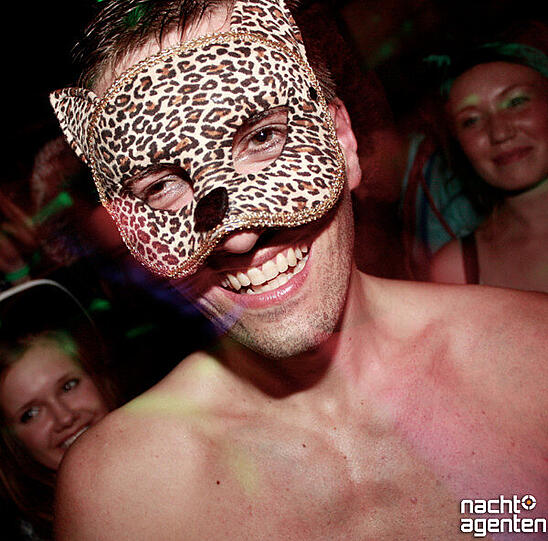 Hier feiern Menschen und Tiere, Alt und Jung und Dick und Dünn zusammen auf dem Rosenmontags-Sportlerfasching beim Olylüstchen. Mehr Bilder unter: www.nachtagenten.de