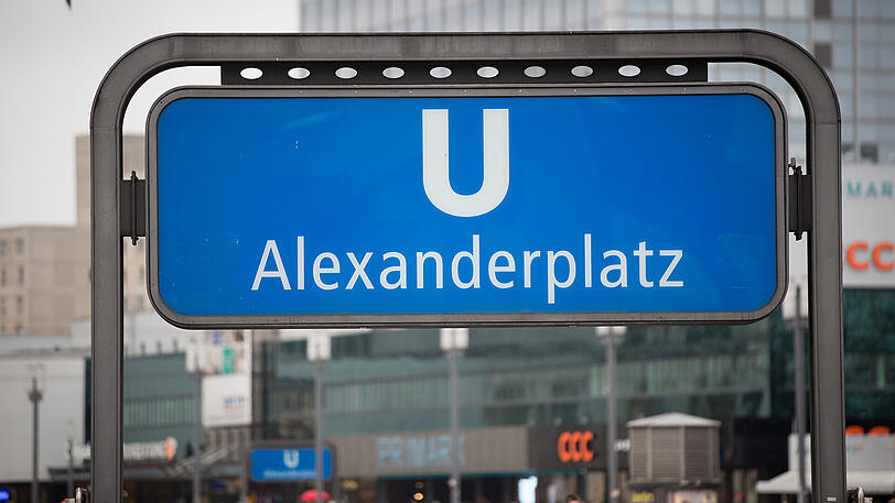 Eingang zum U-Bahnhof am Alexanderplatz in Berlin.
