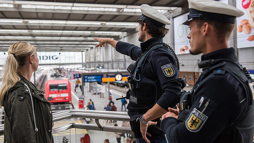 Bundespolizisten bekamen die Auseinandersetzung mit und gingen dazwischen (Symbolfoto)