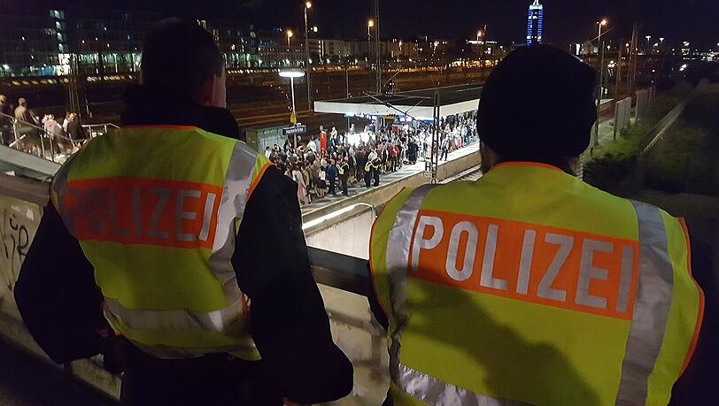 Zur Wiesn-Zeit hat die Bundespolizei an den Münchner Bahnhöfen viel zu tun, nicht nur an der Hackerbrücke. Zur Wiesn-Zeit hat die Bundespolizei an den Münchner Bahnhöfen viel zu tun, nicht nur an der Hackerbrücke.