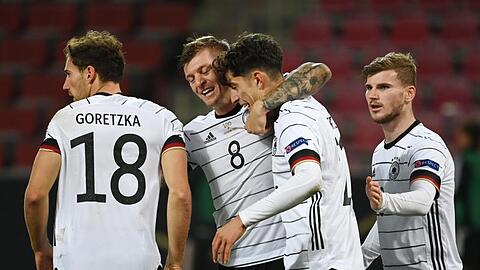 Deutschlands Kai Havertz (2.v.r.) bejubelt sein Tor zum 2:2 mit Leon Goretzka (l-r), Toni Kroos und Timo Werner.