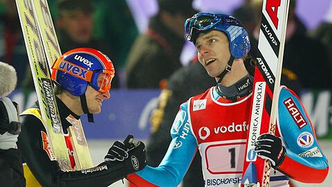Jakub Janda (l) und Janne Ahonen mussten sich 2006 den Gesamtsieg der 54. Auflage teilen.