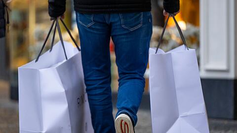 Wirtschaftsexperten zufolge bleibt die weltweite Inflation auf einem hohen Niveau.
